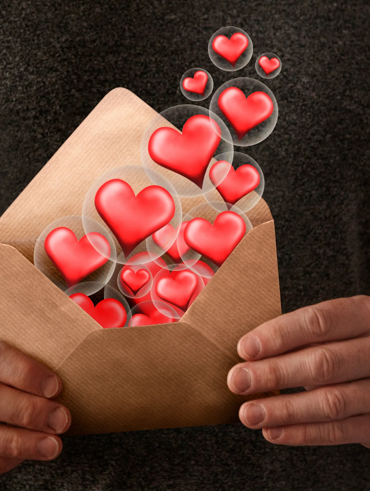 Sobre con corazones saliendo al exterior, representando cómo las palabras de afirmación pueden nutrir una relación a través del afecto verbal.