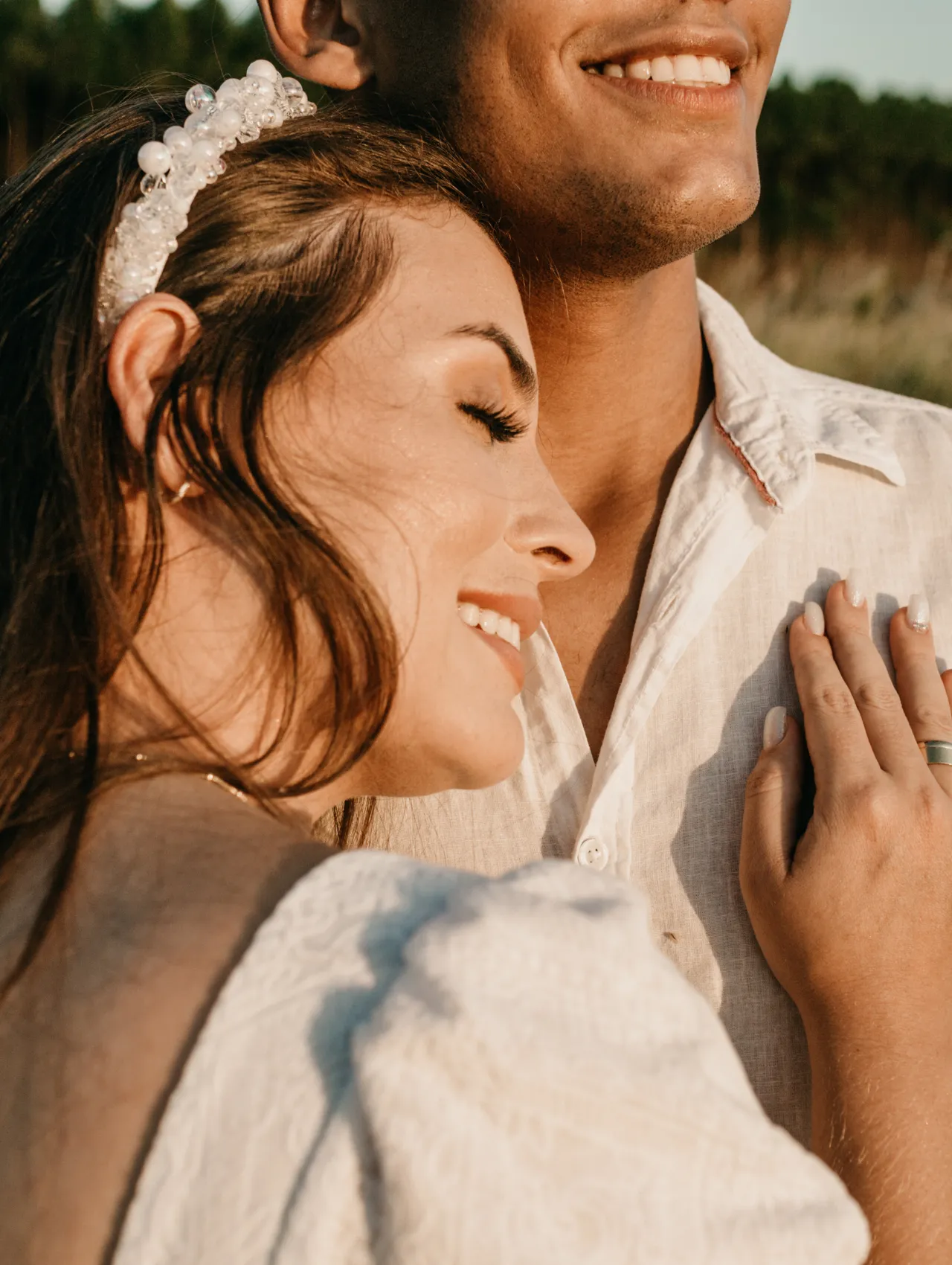 Pareja abrazándose con ternura al atardecer, representando el efecto emocional positivo de las palabras de afirmación en una relación.