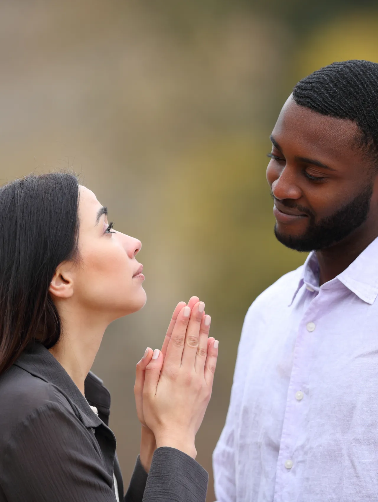 Pareja en conversación emocional, cercanía sin contenido explícito; representación visual del cuestionamiento por qué un hombre pierde el deseo por su pareja, y el camino hacia el diálogo y la reconexión desde la seguridad personal.