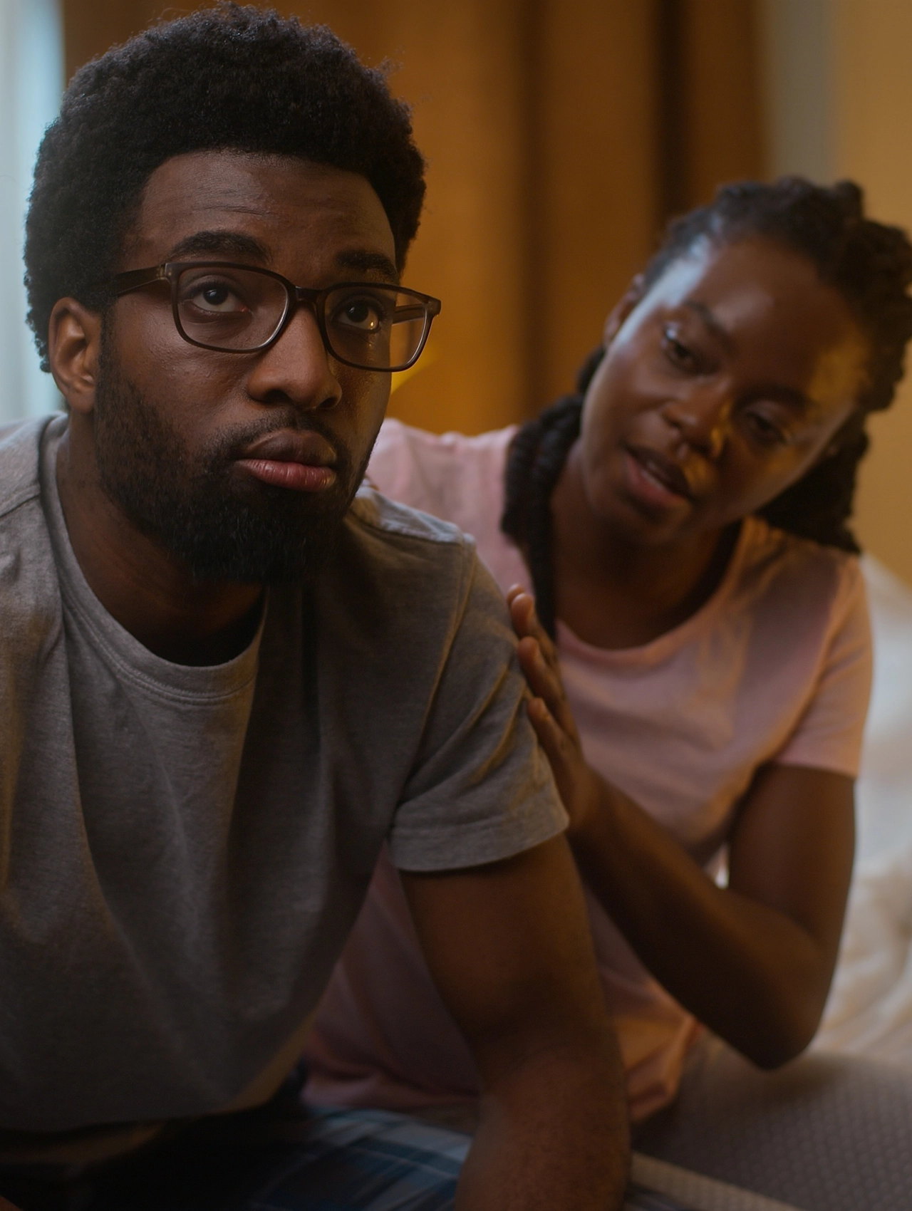 Pareja conversando con apoyo emocional tras notar cambios en la atracción y el deseo; escena que representa la pregunta por qué un hombre pierde el deseo por su pareja, con lenguaje corporal reflexivo y cercanía afectiva no explícita.