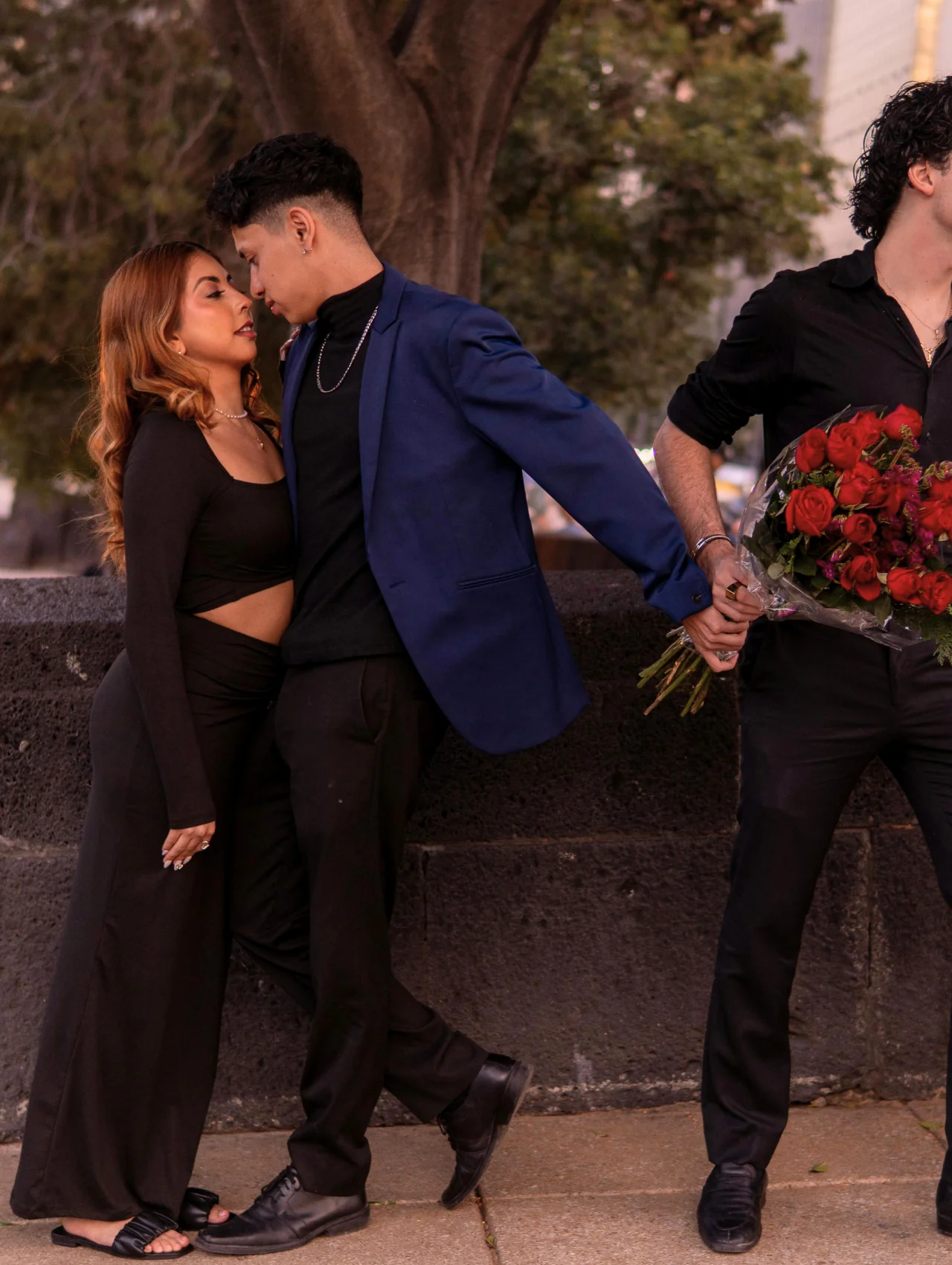 Mujer acercándose al rostro de otro hombre mientras su novio espera de espaldas con un ramo de rosas, señales de infidelidad de una mujer