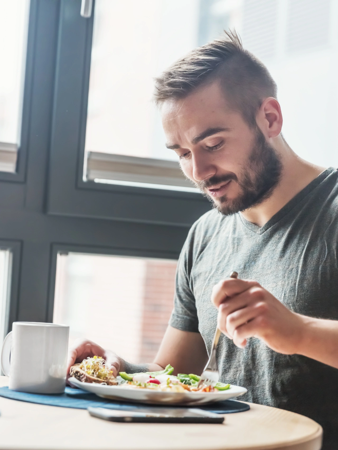 Hombre comiendo un plato saludable como parte de los 10 hábitos de vida saludable enfocados en mantener energía y bienestar diario.