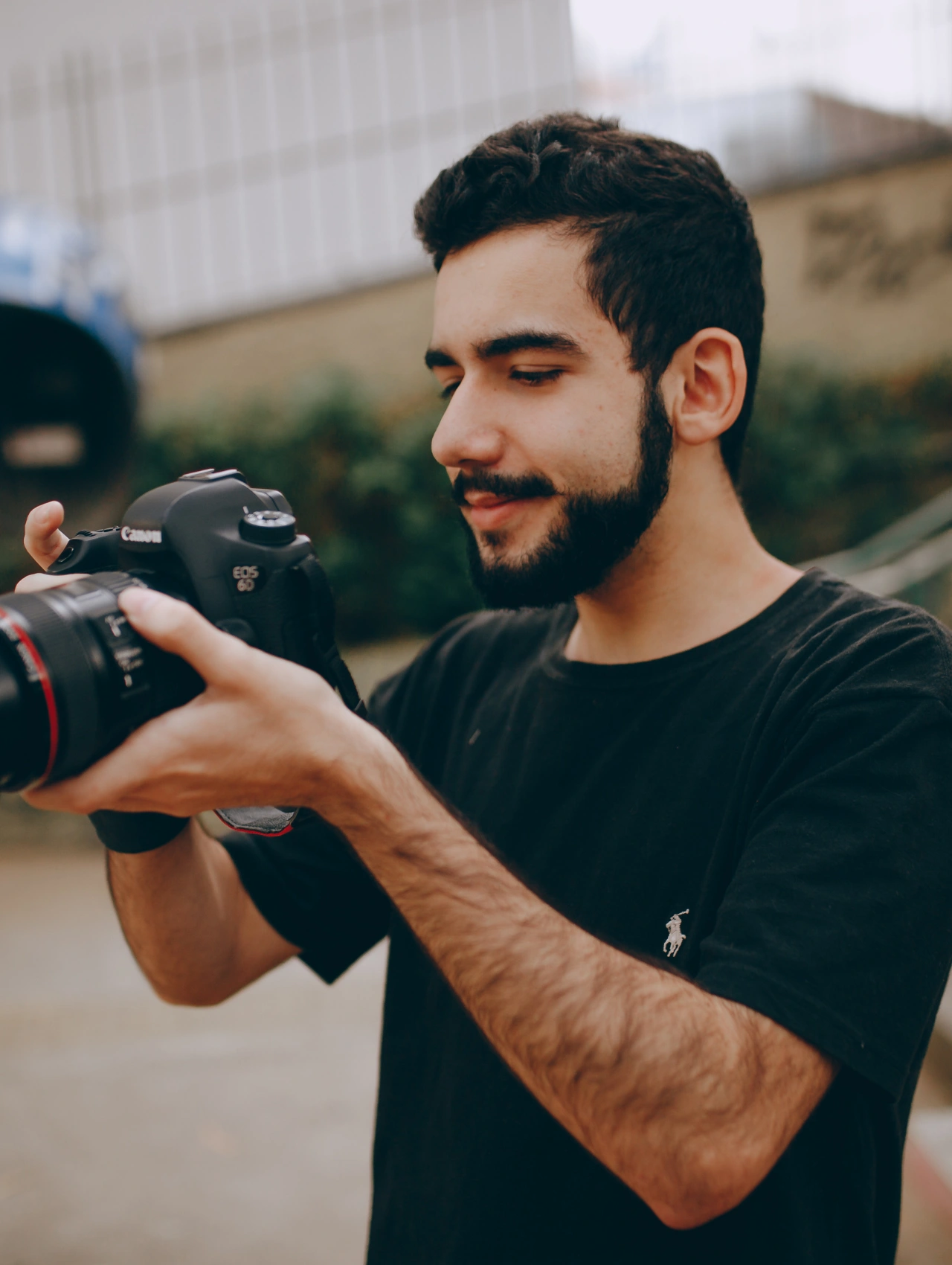 Hombre dedicando tiempo a un hobby creativo como parte de los 10 hábitos de vida saludable que apoyan bienestar y crecimiento personal.