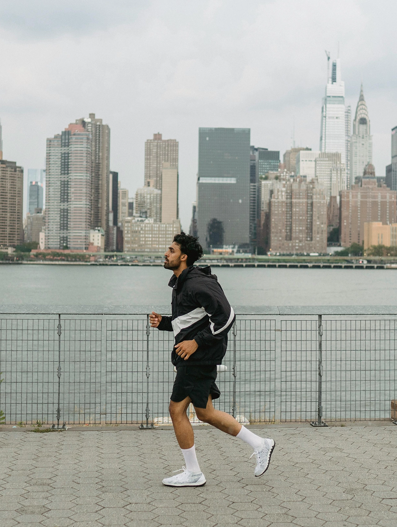Hombre corriendo al aire libre frente a una ciudad como ejemplo de 10 hábitos de vida saludable que mejoran energía, bienestar y conexión personal.