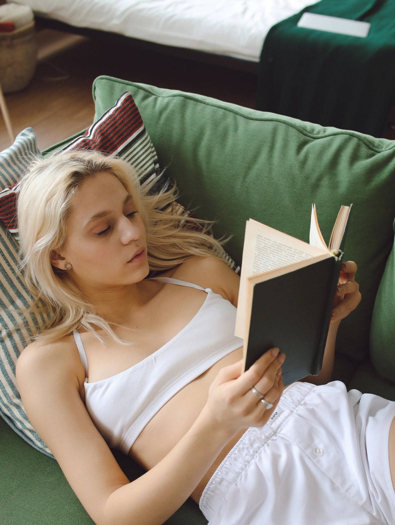 Portada collage de recomendaciones irresistibles de libros de romance juvenil para leer en año nuevo, historias populares para fans de libros de romance juvenil.