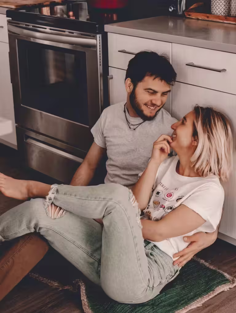 Pareja compartiendo un momento cercano que refleja por qué la expresión emocional en hombres suele ser difícil en la vida cotidiana.