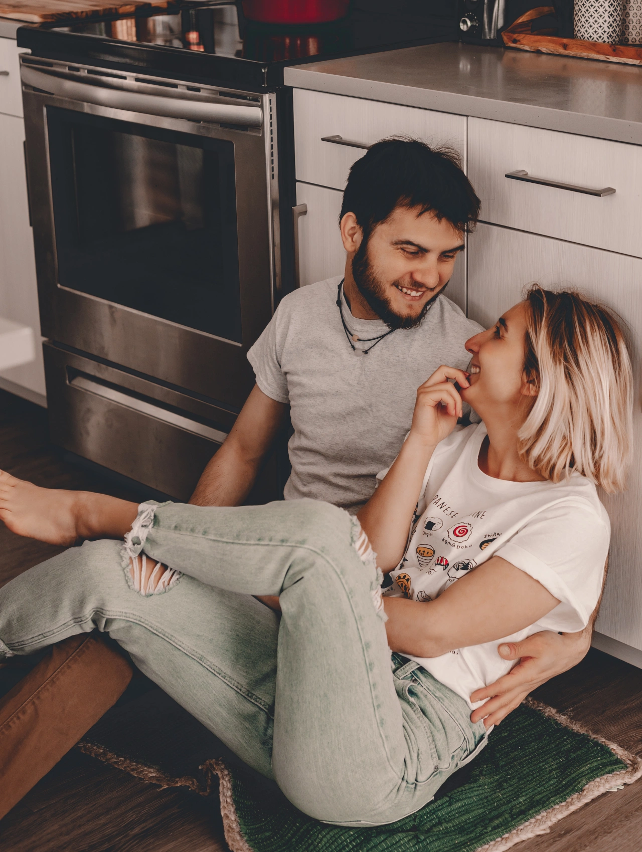Pareja compartiendo un momento cercano que refleja por qué la expresión emocional en hombres suele ser difícil en la vida cotidiana.