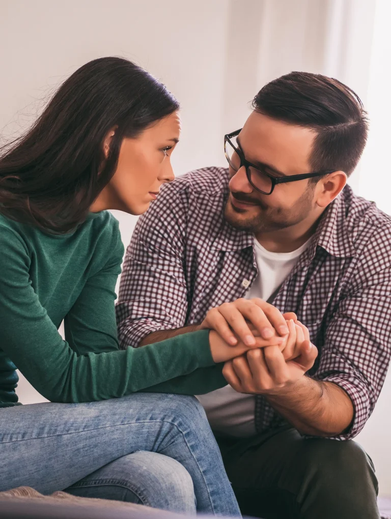 Hombre practicando la expresión emocional al comunicarse de forma cercana y empática con su pareja durante una conversación íntima.