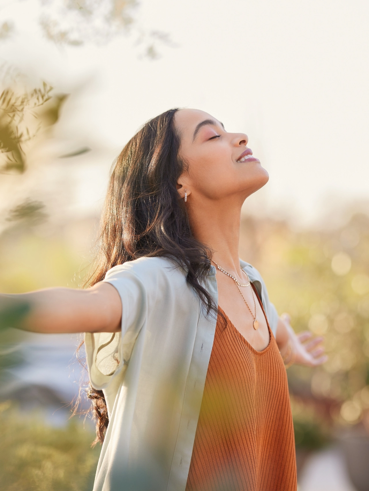Persona leyendo un libro con expresión tranquila y nostálgica, representando la emoción clásica de libros de romance juvenil que te devuelven a amar por primera vez.