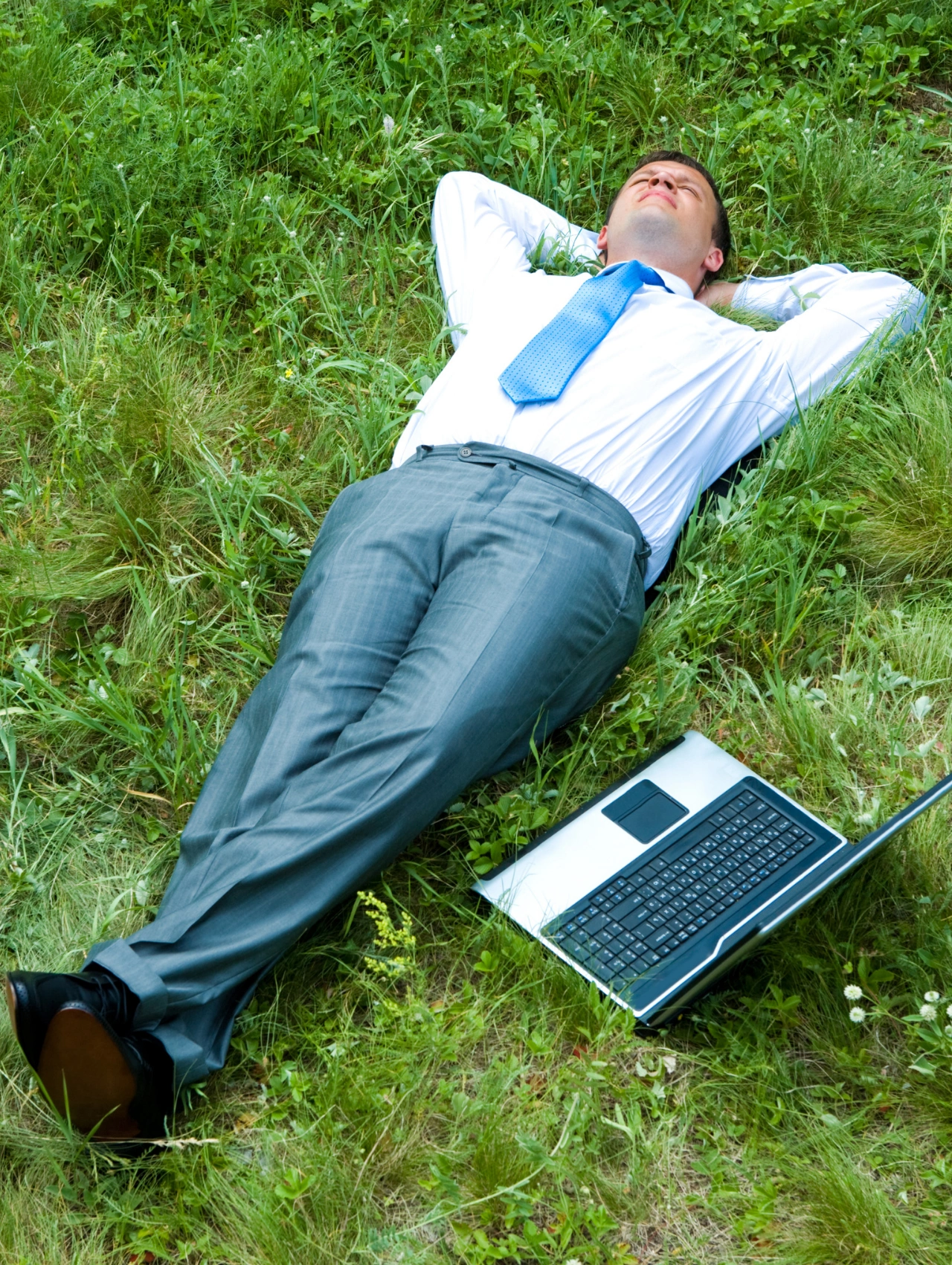 Hombre descansando al aire libre como parte de una rutina de bienestar que apoya un perfil hormonal masculino equilibrado.