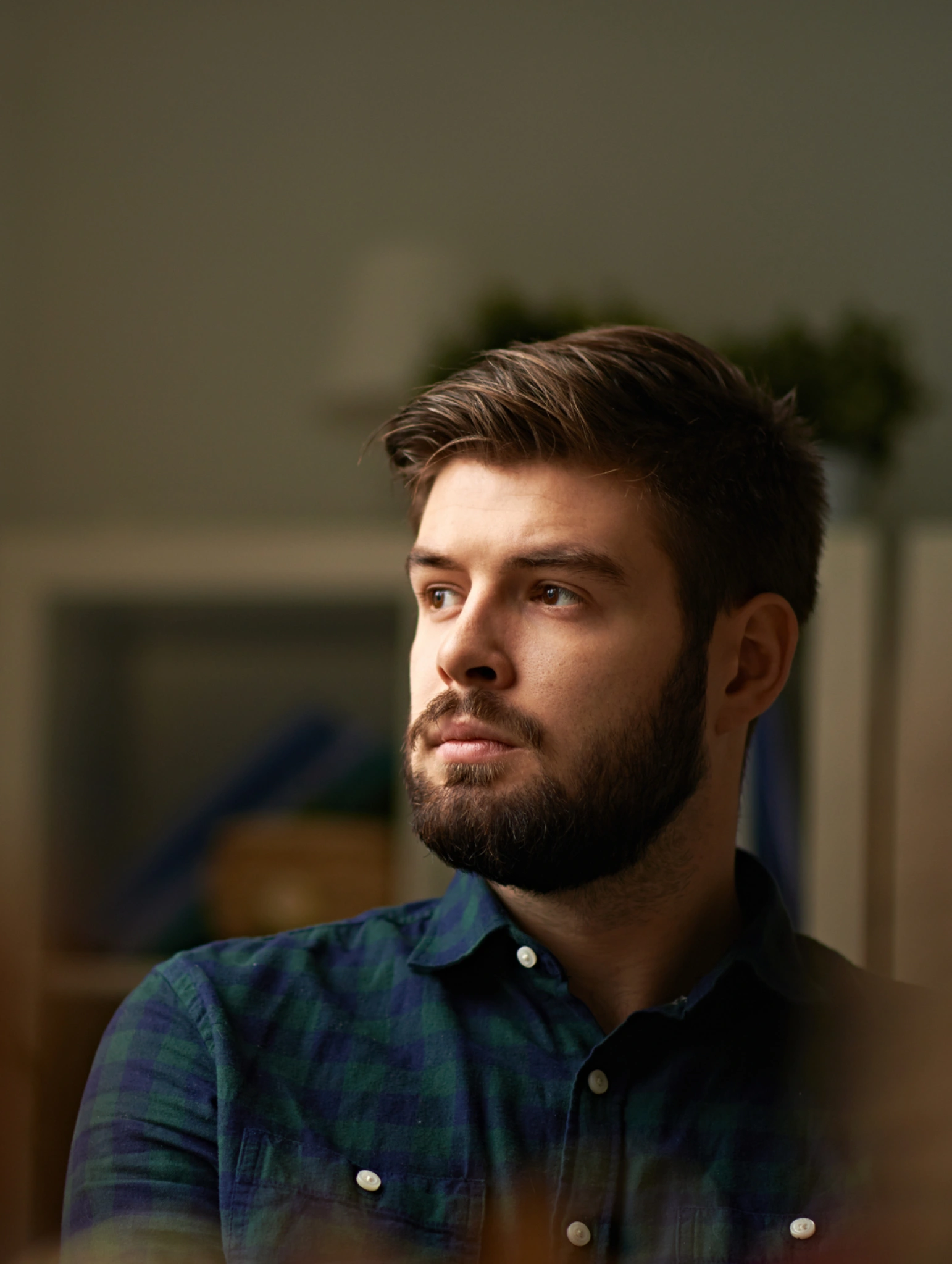 Hombre joven con mirada introspectiva y gesto serio, representando el bloqueo emocional en hombres y la dificultad para identificar qué sienten cuando algo no está bien emocionalmente.