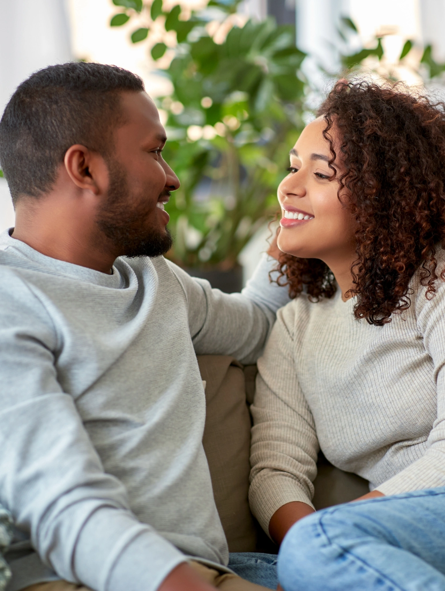 Pareja sentada conversando con cercanía y confianza, representando la importancia de la comunicación al decidir cuáles son los condones más seguros para disfrutar del placer con tranquilidad.