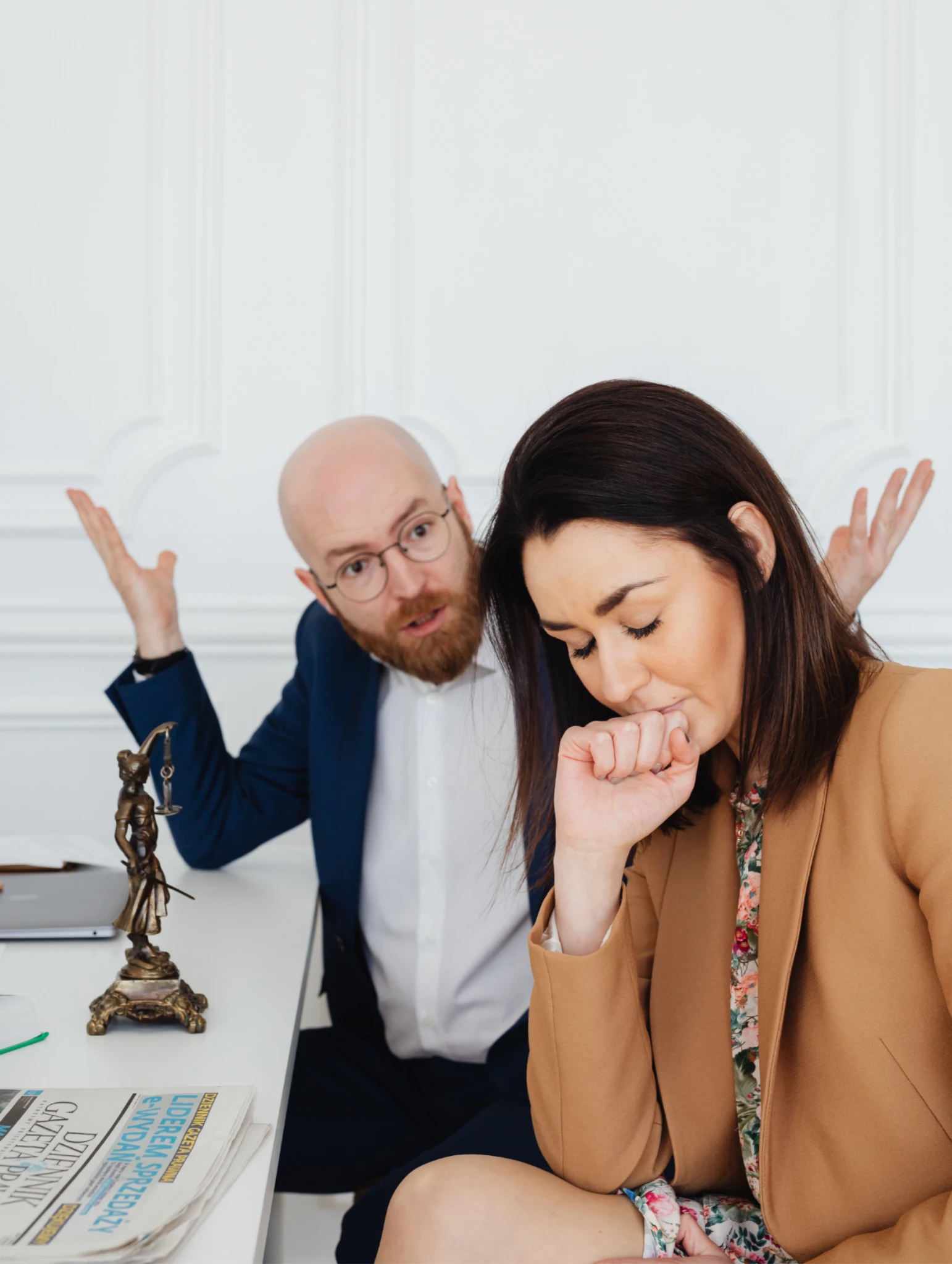 Hombre inseguro en el amor mostrando celos y molestia mientras una mujer se siente incómoda por su reacción al hablar con otros hombres.