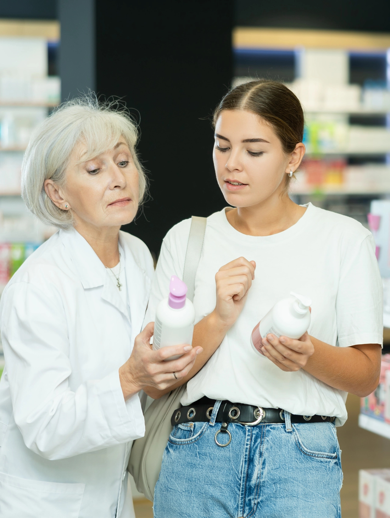 Mujer recibiendo asesoría en farmacia sobre productos de cuidado íntimo femenino, comparando opciones para proteger su equilibrio natural.