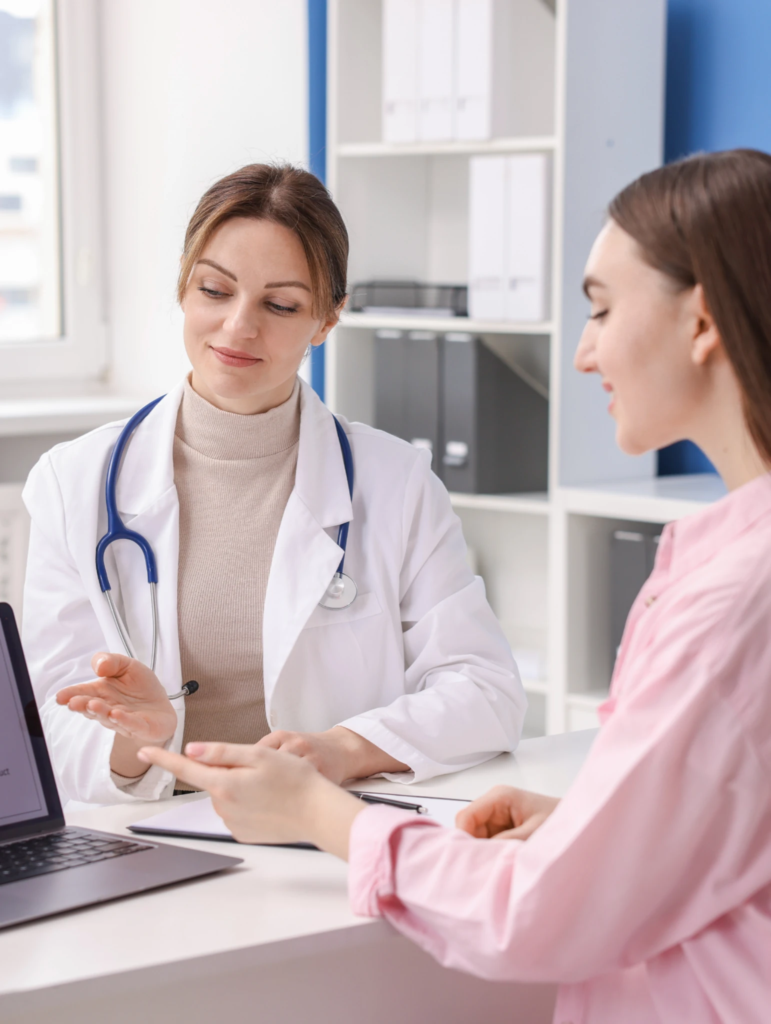 Doctora conversando con una paciente en consulta, imagen educativa sobre higiene íntima y la importancia de no dejar de consultar por vergüenza.