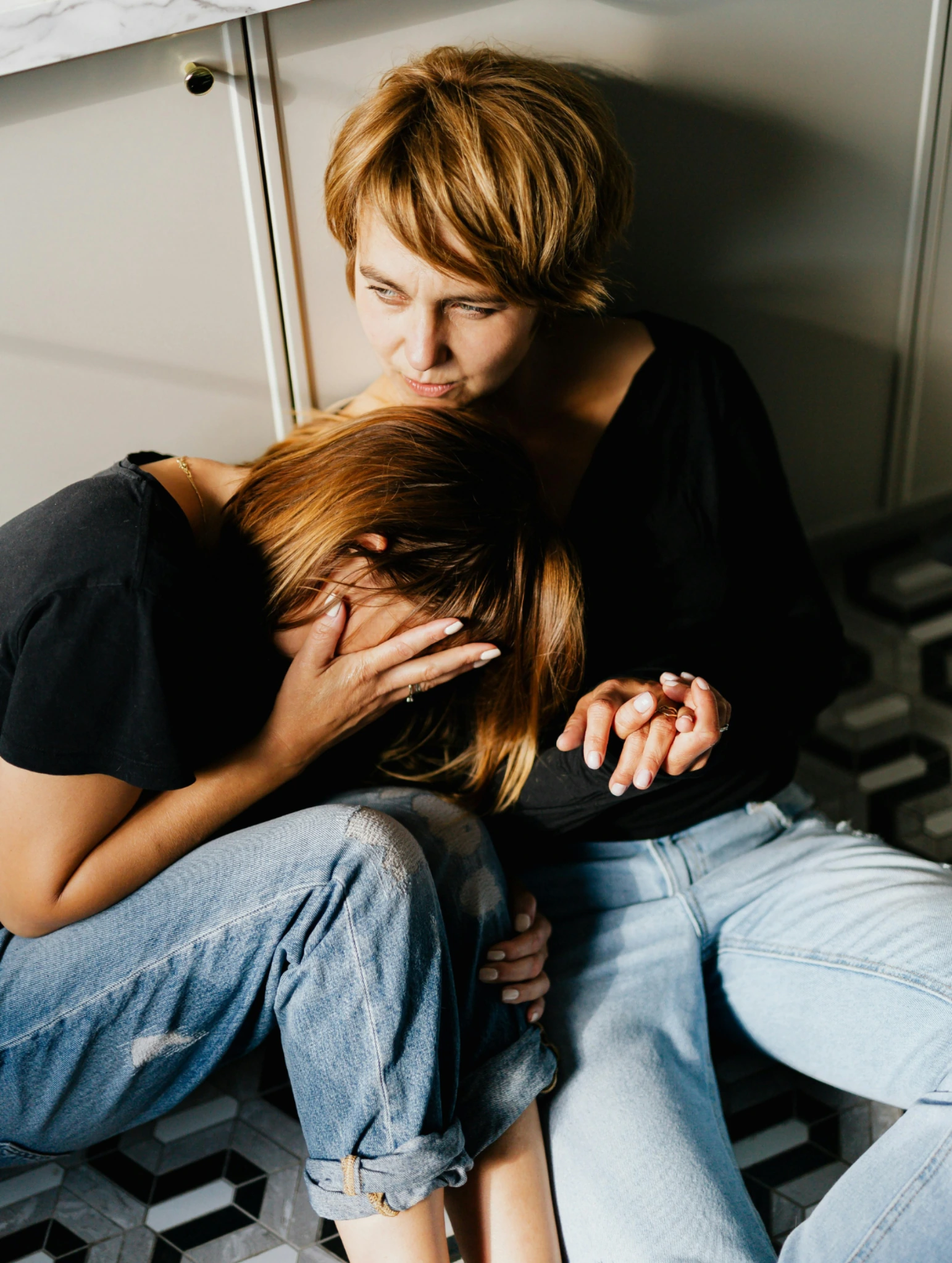 Pareja en un momento emocional, una persona llora y la otra la consuela, escena que acompaña el tema “no tengo ganas” en pareja y cómo hablarlo sin culpa.