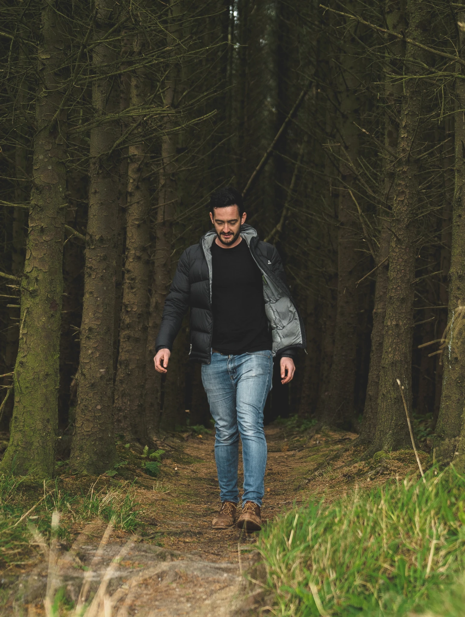 Apego evitativo representado por un hombre caminando solo en un bosque, reflejando distancia emocional y dificultad para vincularse.