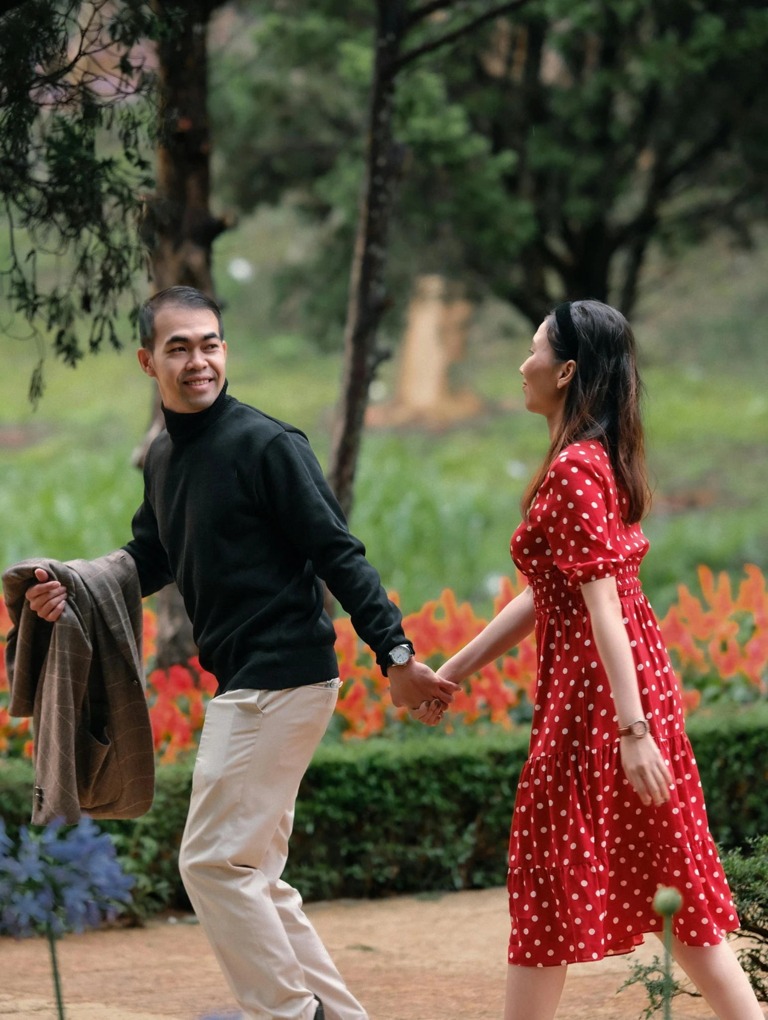 Miedo al compromiso en pareja reflejado en una mujer siguiendo a su pareja mientras él parece avanzar sin total conexión emocional.