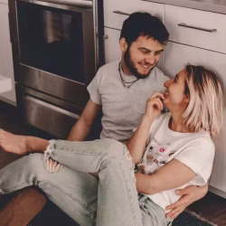Pareja compartiendo un momento cercano que refleja por qué la expresión emocional en hombres suele ser difícil en la vida cotidiana.